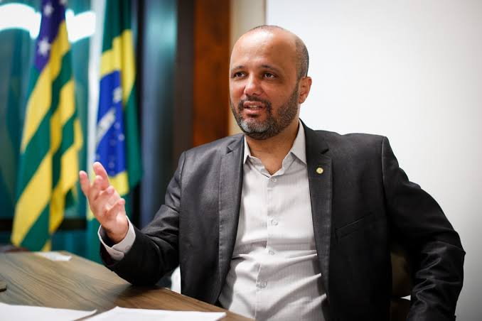 Com aval de Bolsonaro, Vitor Hugo desiste do Senado, é pré-candidato a deputado federal em 2026