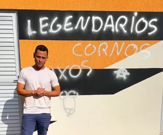 Prefeitura é pichada com “Legendários”, “cornos” e “lixos” e prefeito promete investigação